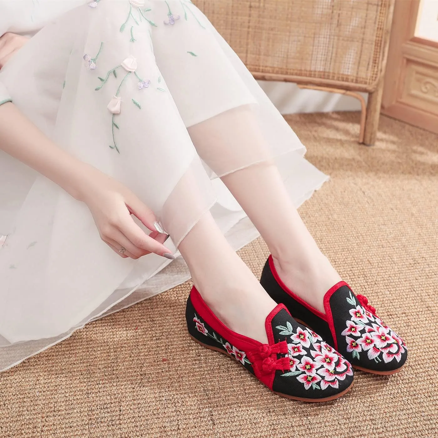 Floral Embroidered Shoes for Women Comfortable Round Toe Slip On Loafer Casual Ballet Flats Women's Handmade Flower Flat Shoes