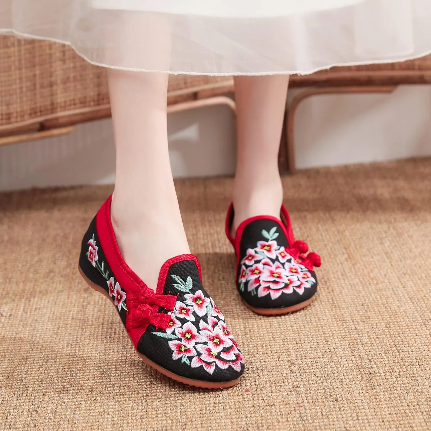 Floral Embroidered Shoes for Women Comfortable Round Toe Slip On Loafer Casual Ballet Flats Women's Handmade Flower Flat Shoes