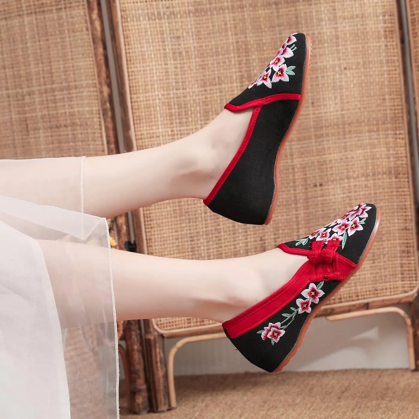 Floral Embroidered Shoes for Women Comfortable Round Toe Slip On Loafer Casual Ballet Flats Women's Handmade Flower Flat Shoes