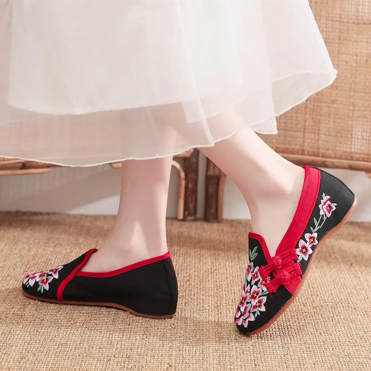 Floral Embroidered Shoes for Women Comfortable Round Toe Slip On Loafer Casual Ballet Flats Women's Handmade Flower Flat Shoes
